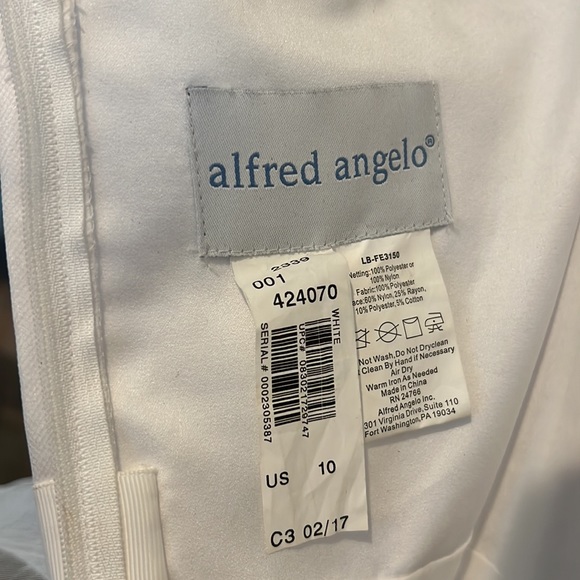 Never Worn Wedding Dress - Picture 8 of 8